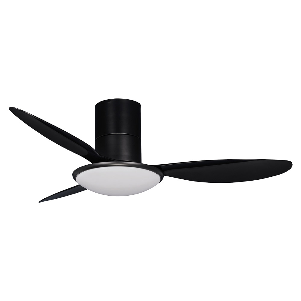 Un ventilatore da soffitto nero con tre pale e una luce bianca al centro.