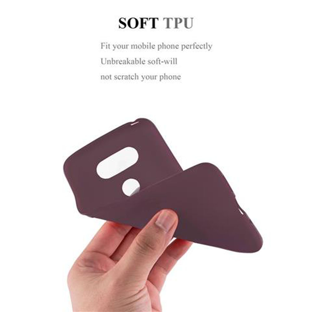 Una mano tiene una custodia per telefono viola con un ritaglio aperto su sfondo bianco con testo.