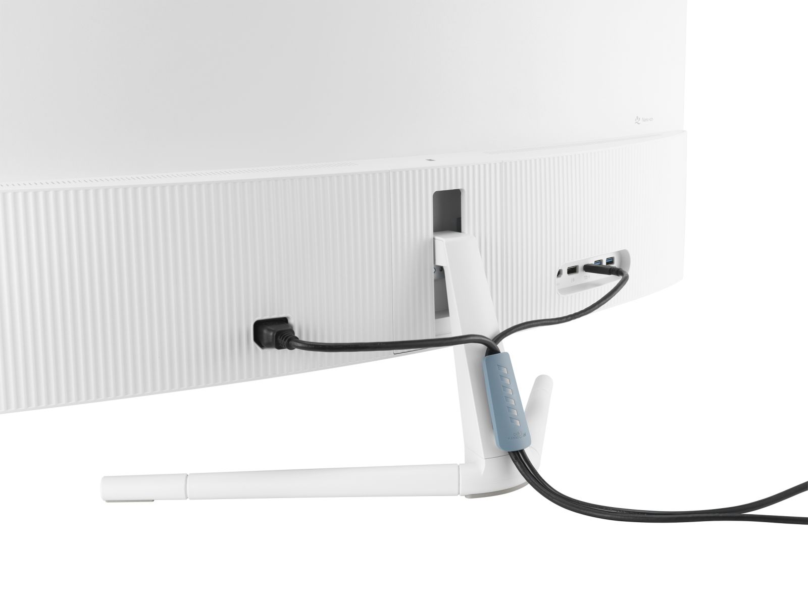 Biały tył monitora, kable podłączone do portów.