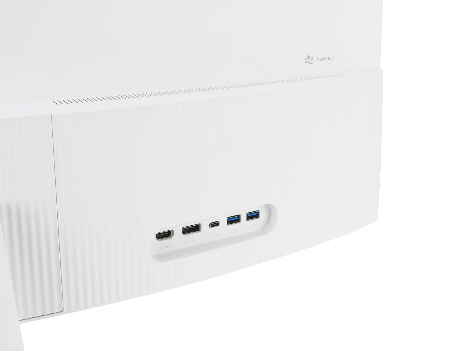 Tył białego monitora komputerowego z portami HDMI, USB i USB-C na białym tle.