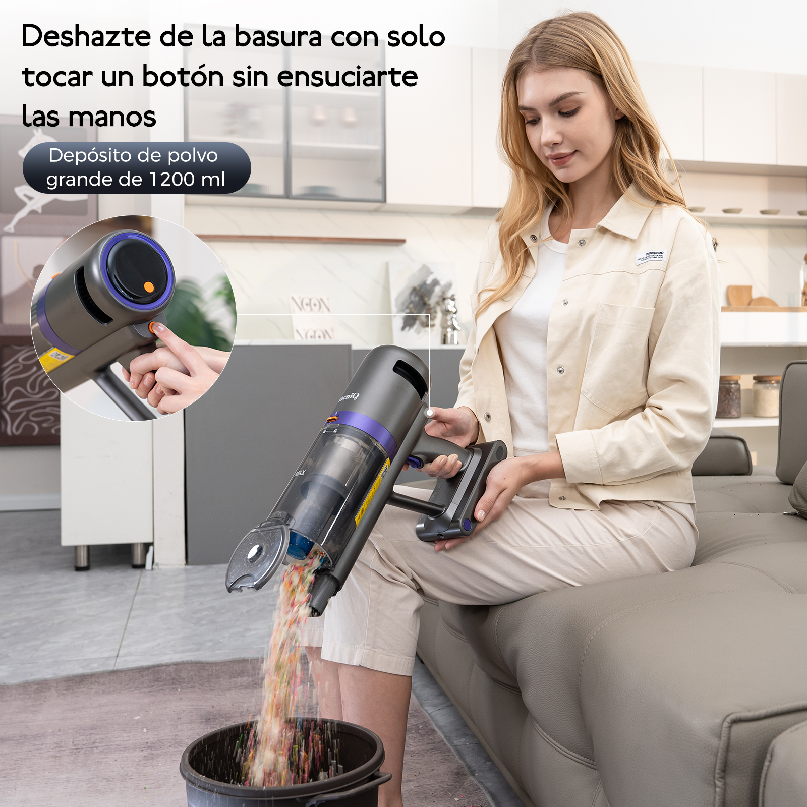Mujer vaciando una aspiradora en un cubo de basura en una cocina moderna.