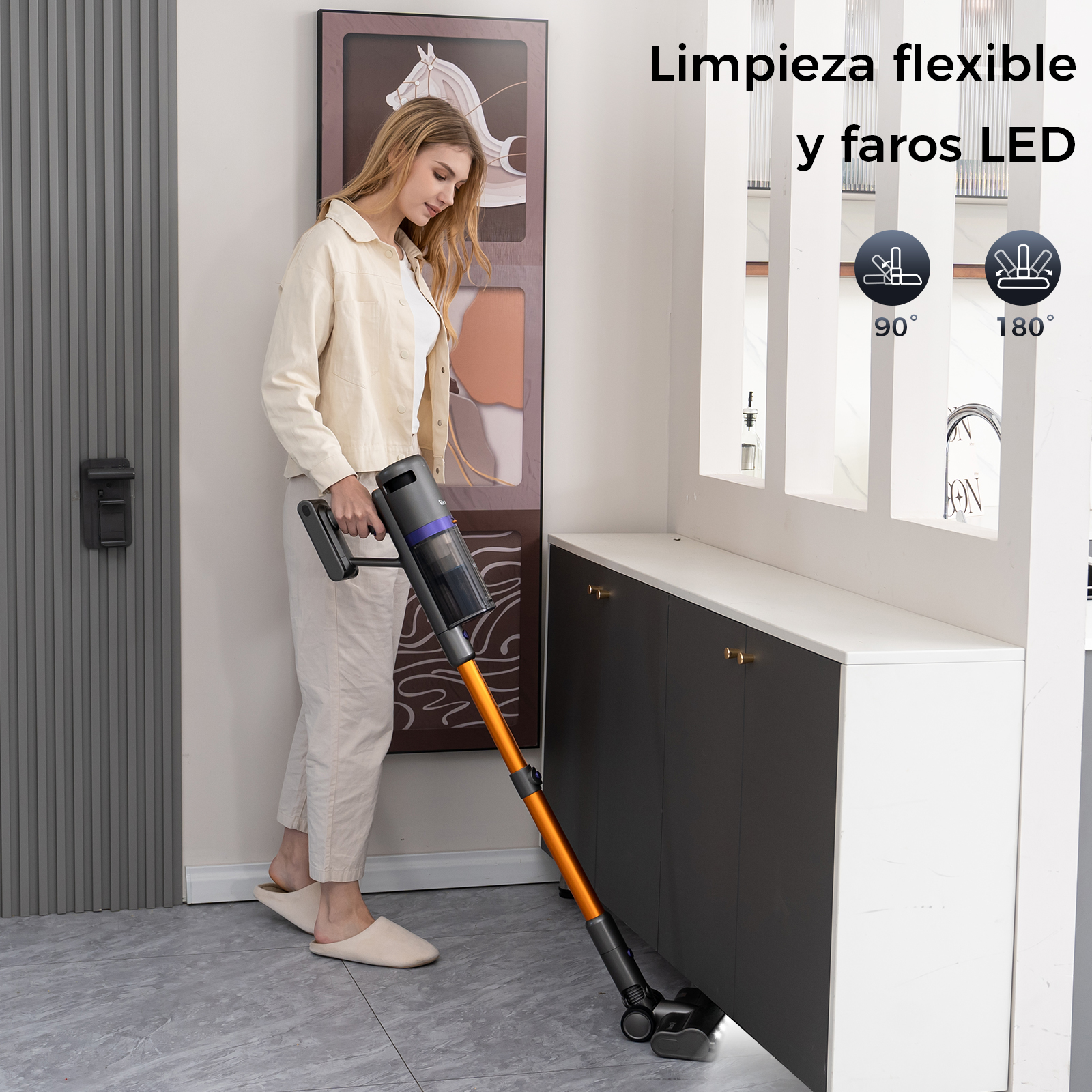 Una mujer aspirando un piso con una aspiradora inalámbrica.