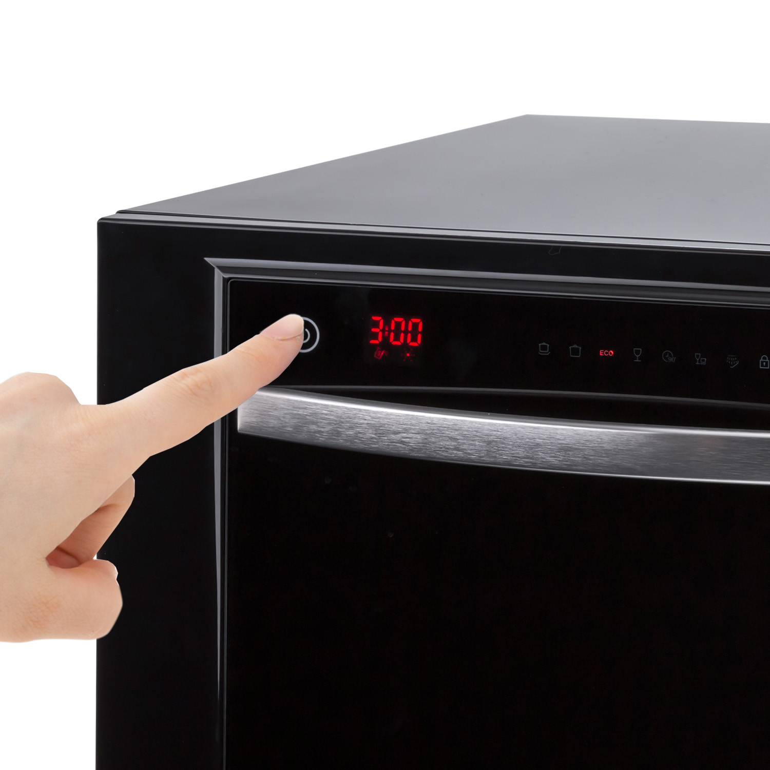 Eine Hand drückt eine Taste auf einem schwarzen Geschirrspüler mit einer roten Anzeige, die 3:00 zeigt.