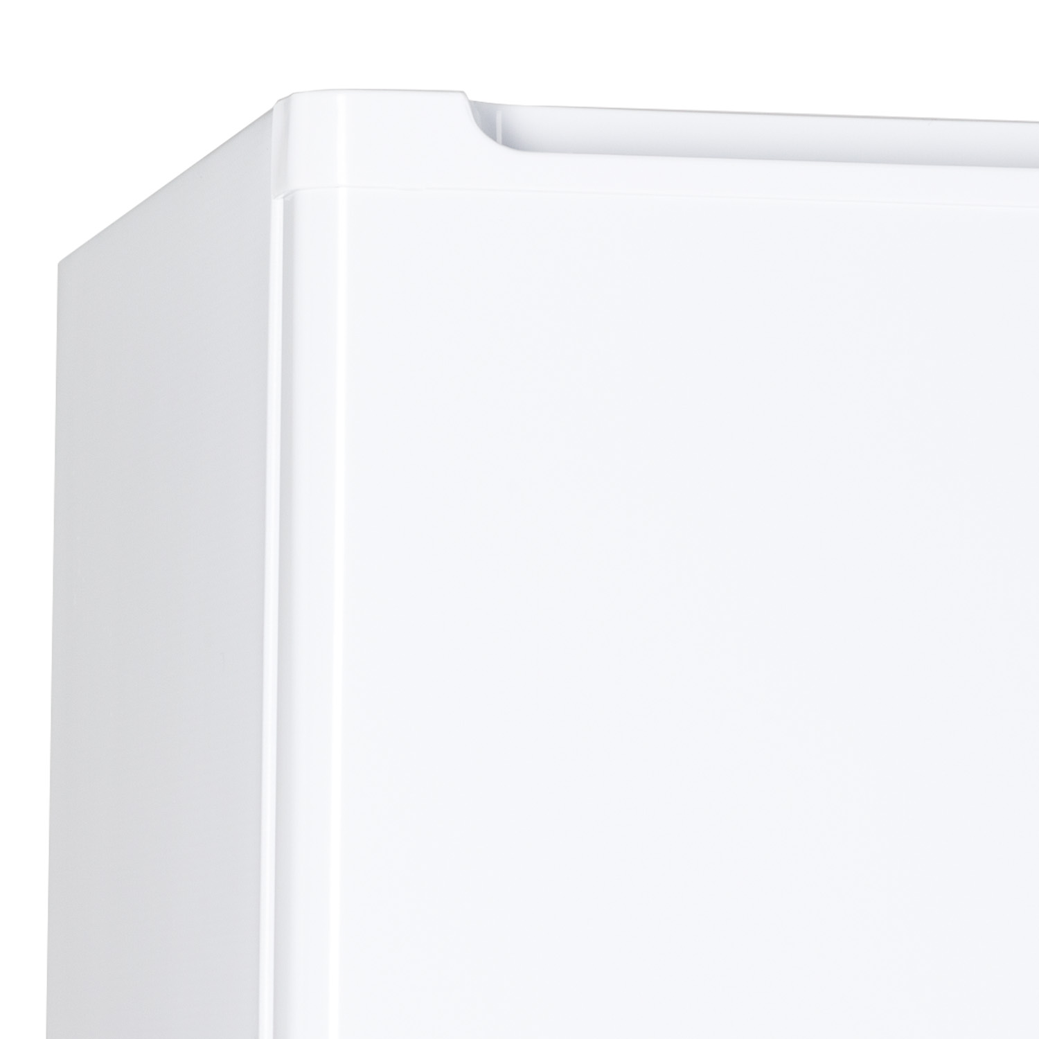 Weißer Kühlschrank, Eckansicht, mit Griffdetail.