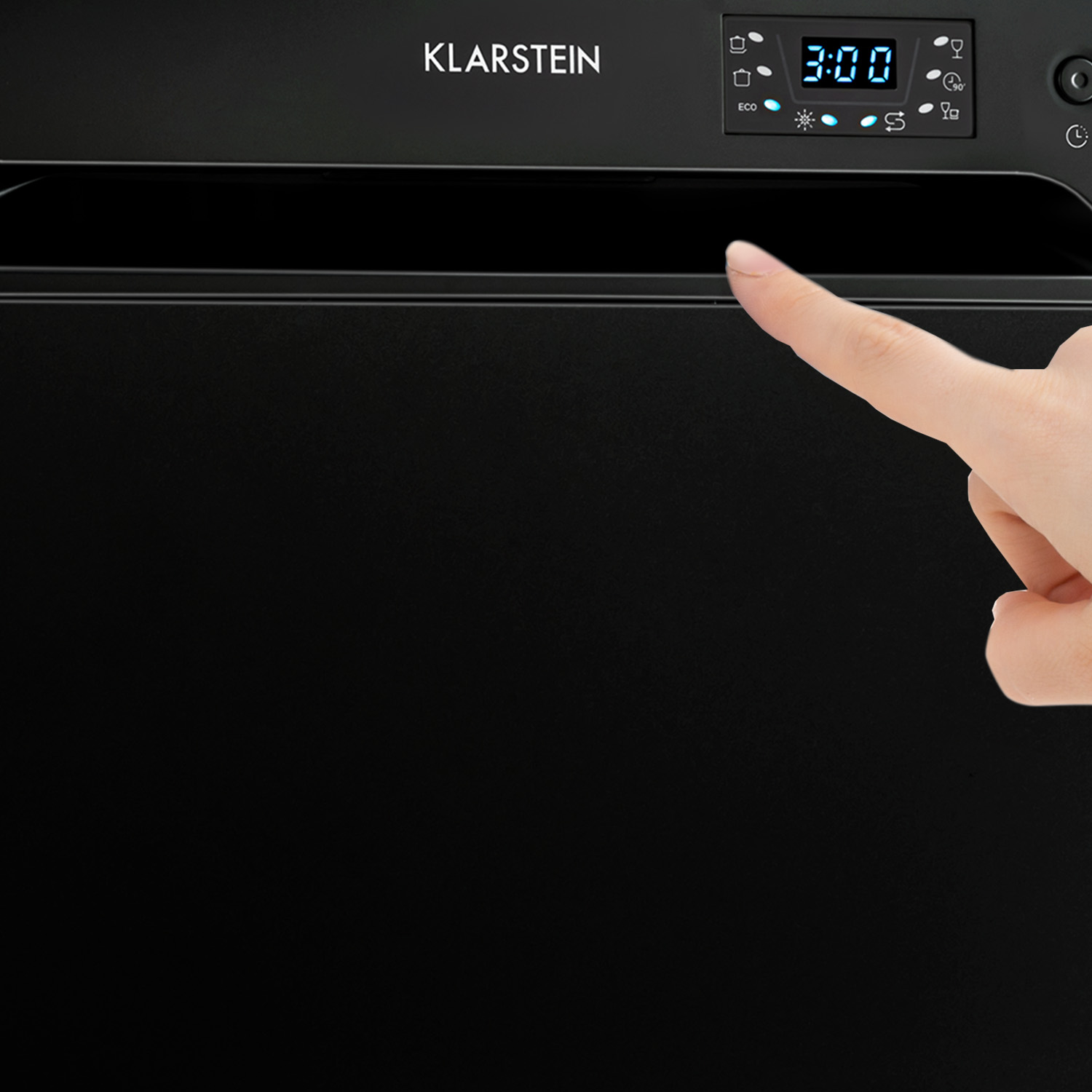 Eine Hand drückt eine Taste auf einem schwarzen Geschirrspüler. Ein Digitaldisplay zeigt die Zeit.
