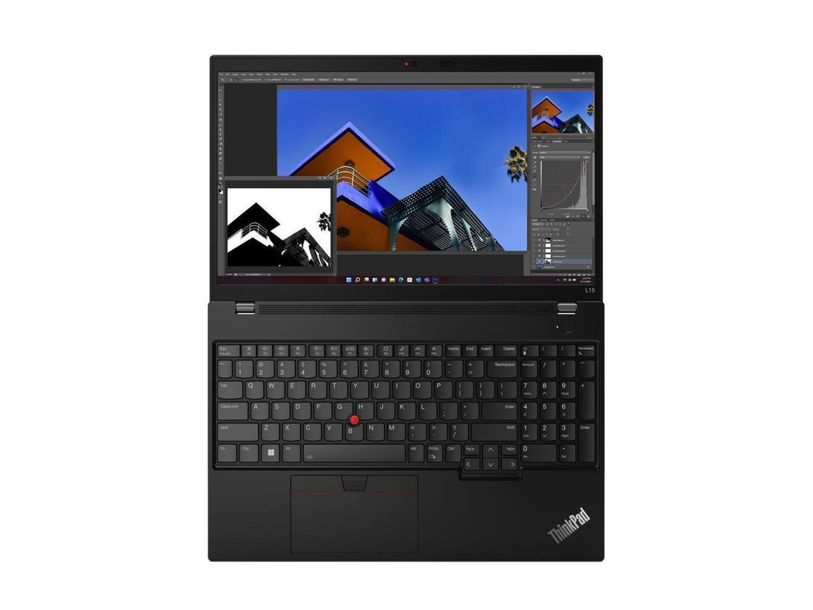 Ein schwarzer Laptop ist geöffnet und zeigt ein Bildbearbeitungsprogramm.