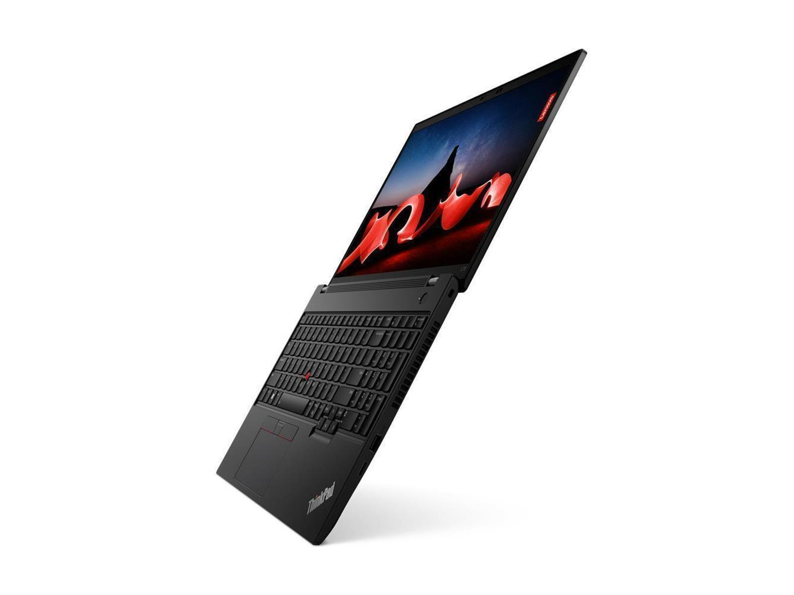 Schwarzer Laptop mit teilweise geöffnetem Bildschirm, abgewinkelt, auf weißem Hintergrund. ThinkPad-Logo sichtbar.