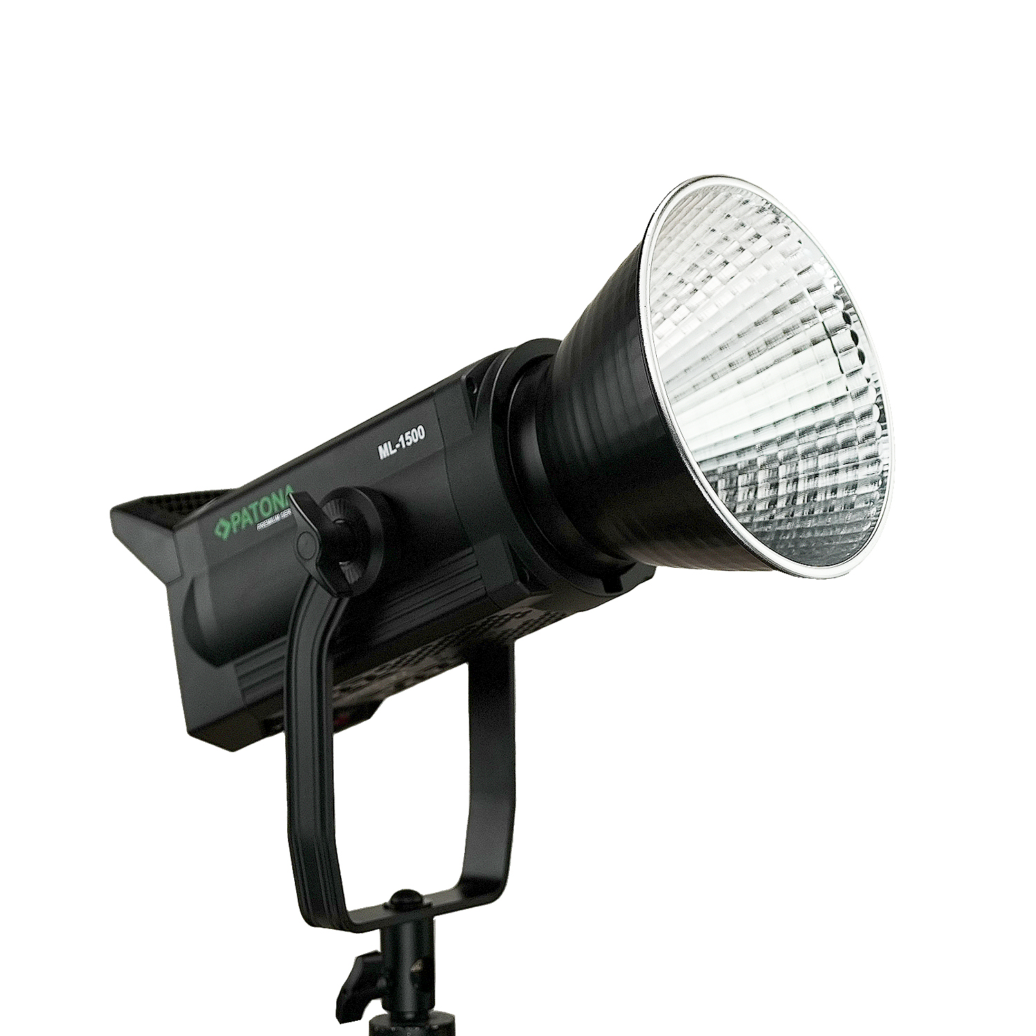 Une lumière de studio noire sur un support. La lumière est orientée vers l'avant, avec un réflecteur brillant et un logo vert.