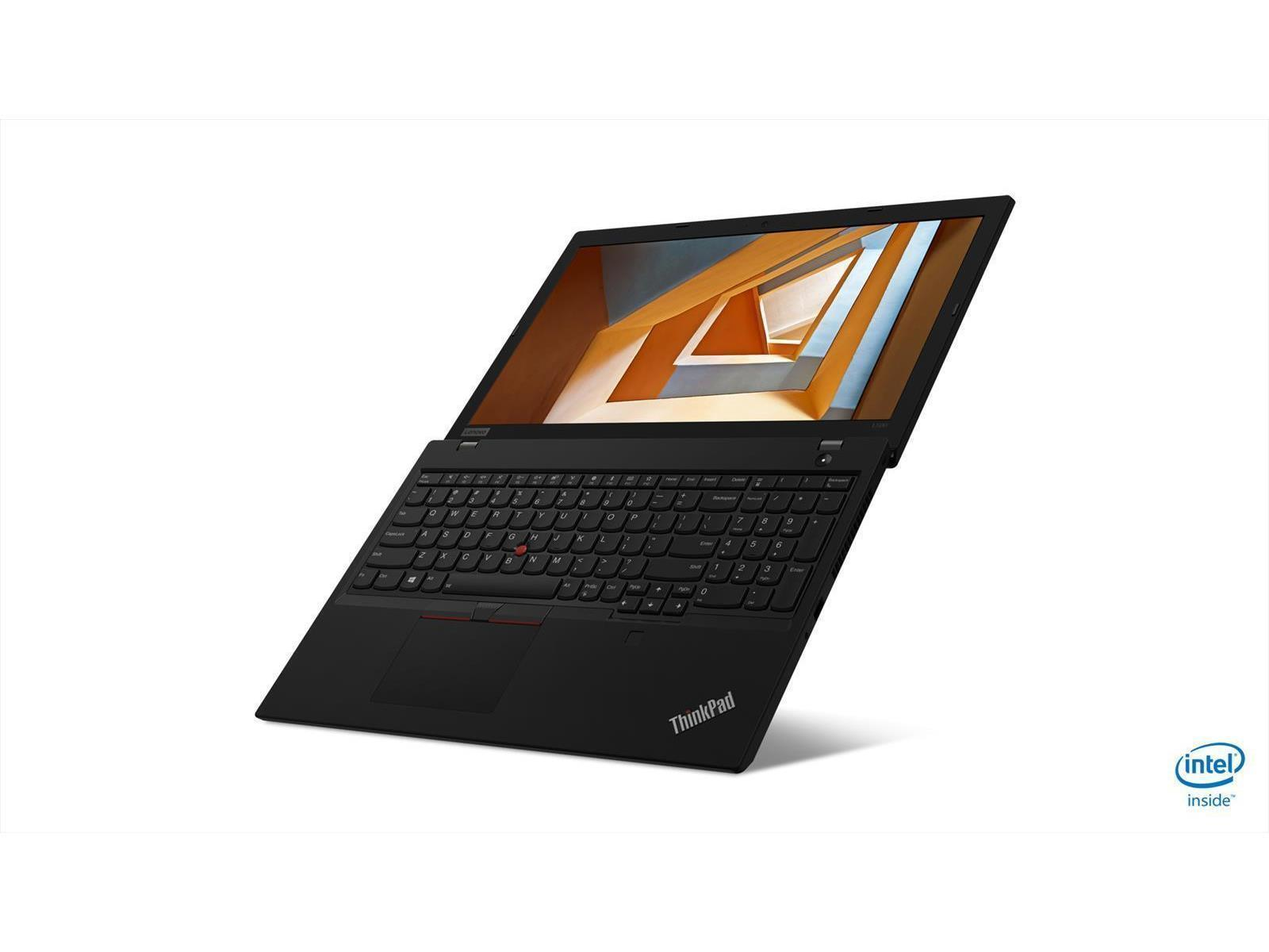 Ein schwarzer Laptop, geöffnet auf weißem Hintergrund, zeigt ein Gebäudeinnere.