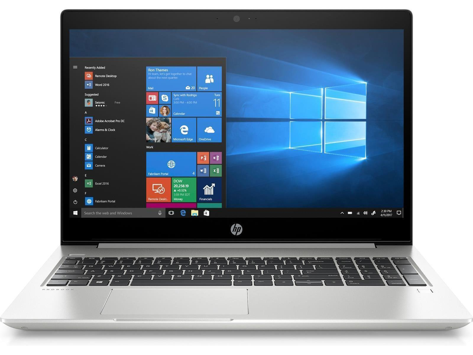 Silberner Laptop offen auf weißer Oberfläche, zeigt den Windows-Desktop. HP-Logo sichtbar.