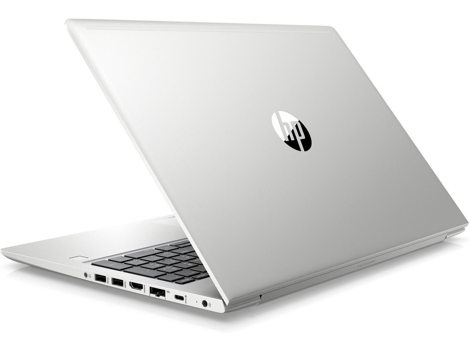 Silberner Laptop von hinten. HP-Logo auf dem Deckel. Tastatur und Anschlüsse an den Seiten sichtbar. Weißer Hintergrund.