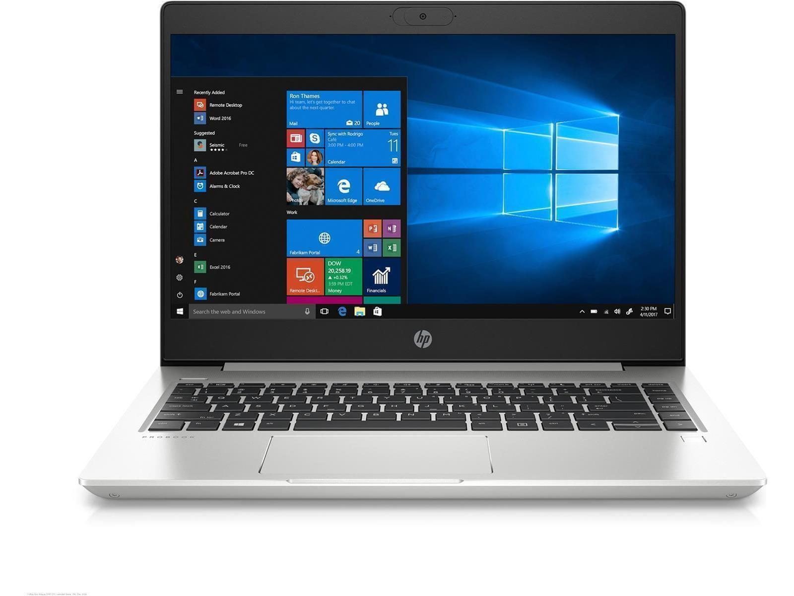 Silberner Laptop mit Windows-Desktop auf dem Bildschirm. Tastatur und Touchpad sichtbar. Weißer Hintergrund. HP-Logo.