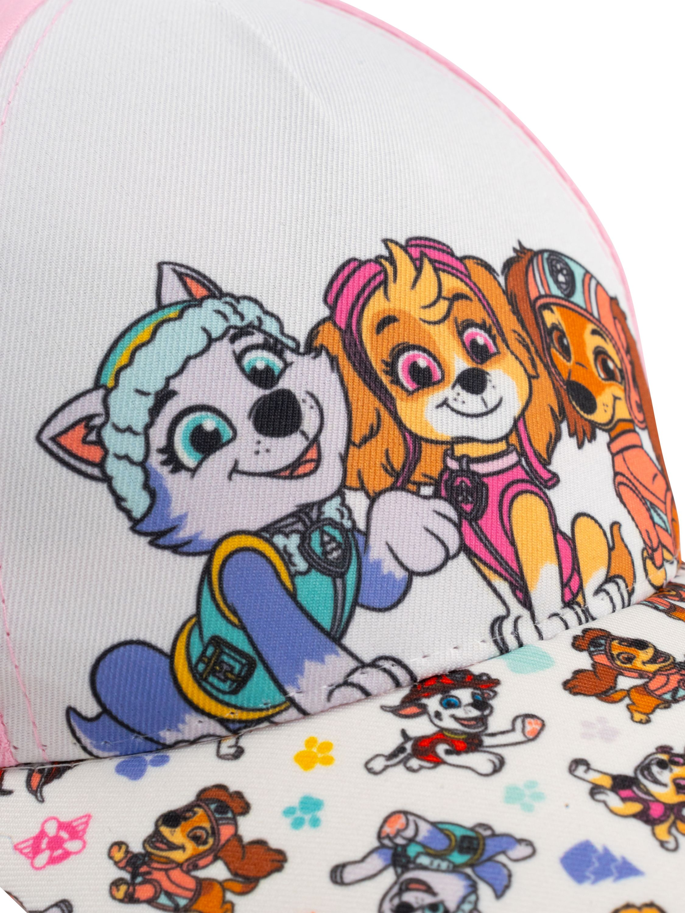 Nahaufnahme einer Paw Patrol-Kappe mit Cartoonfiguren auf weißem und rosa Hintergrund.