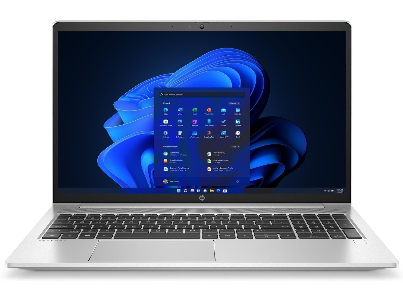 Silberner Laptop geöffnet, zeigt die Windows 11-Oberfläche. Der Laptop befindet sich auf weißem Hintergrund.