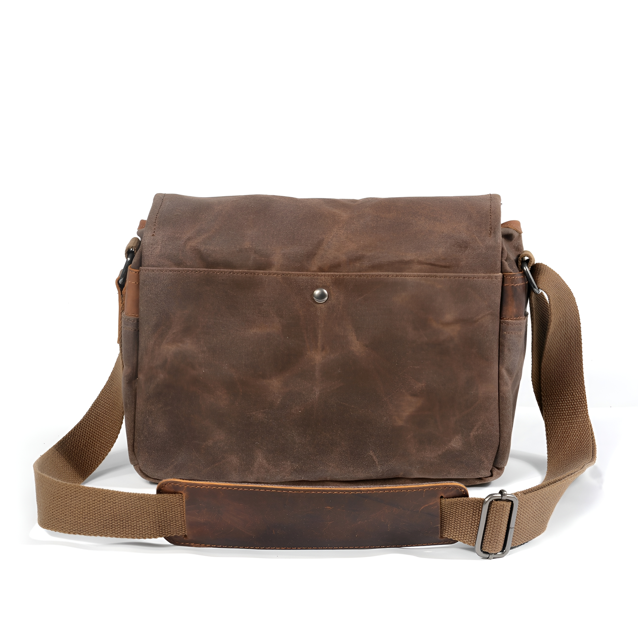 Eine braune Umhängetasche mit Schulterriemen. Sie hat eine Klappe und eine Vordertasche.