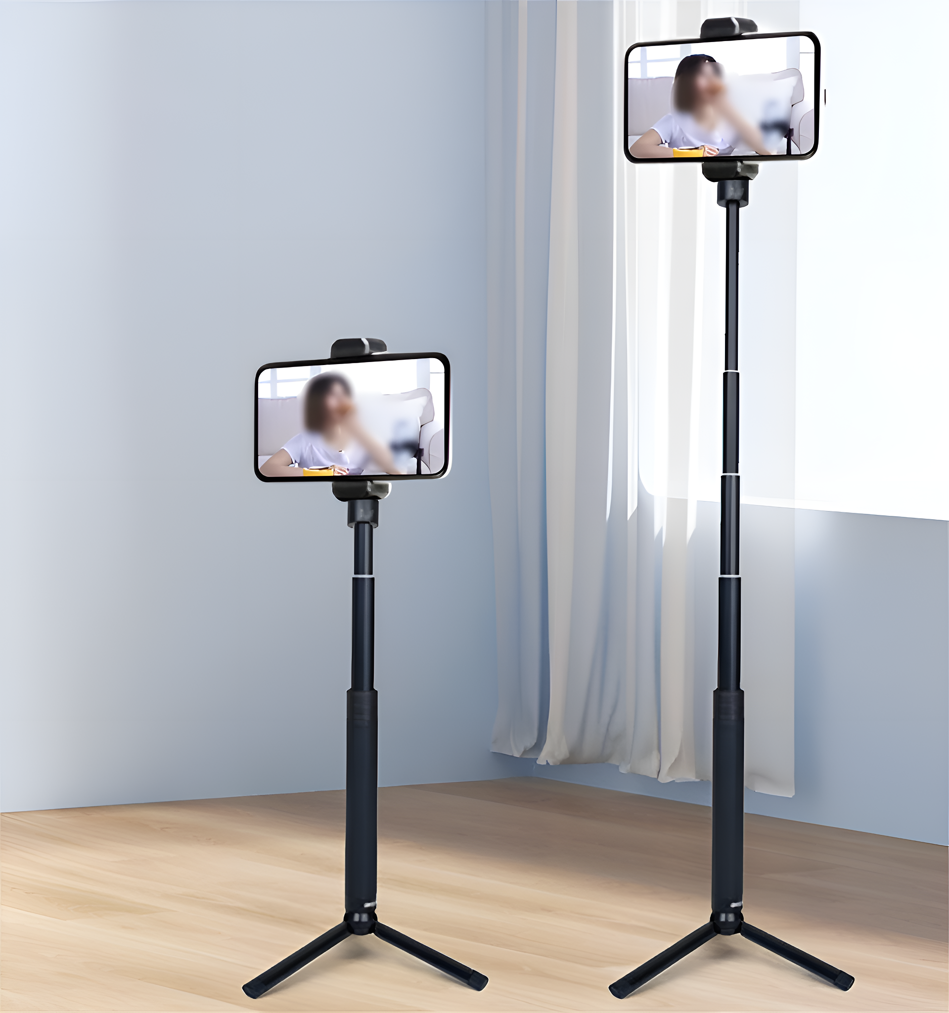 Zwei schwarze Smartphone-Stative, die jeweils ein Telefon mit einer Frau im Videoanruf halten.