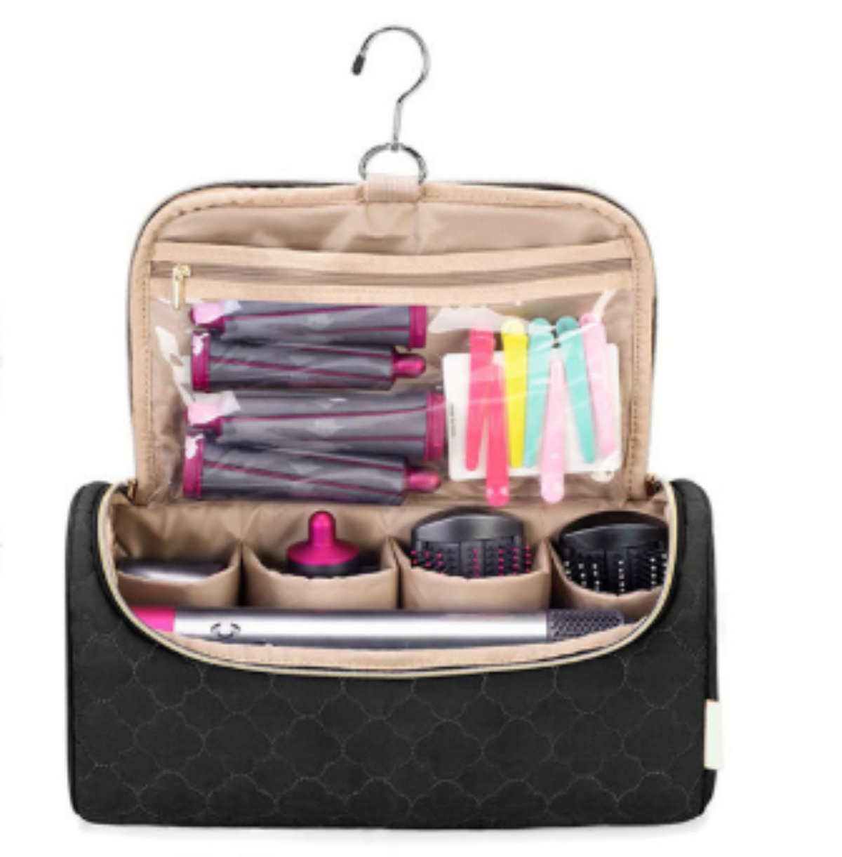 Geöffnete schwarze Kosmetiktasche mit Fächern. Sie enthält Schönheitsprodukte und Accessoires, die an einem Haken hängen.