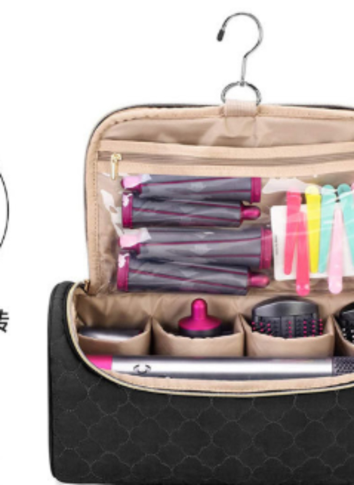 Schwarze Kosmetiktasche, offen, mit Fächern für Lockenwickler, Clips und Haarstyling-Tools.