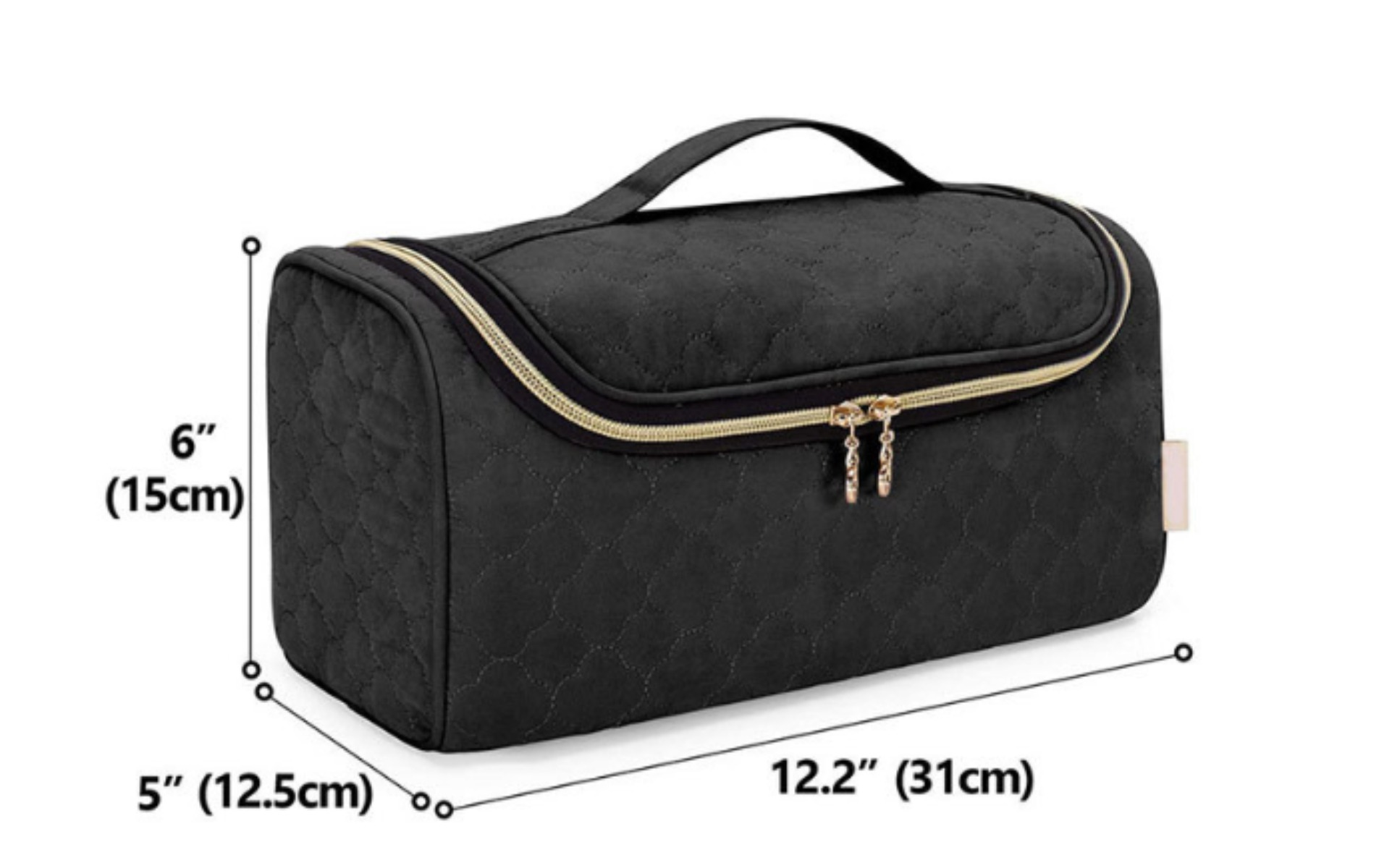 Schwarze, gesteppte Kosmetiktasche mit Griff, goldenem Reißverschluss und Maßen in Zoll und cm.