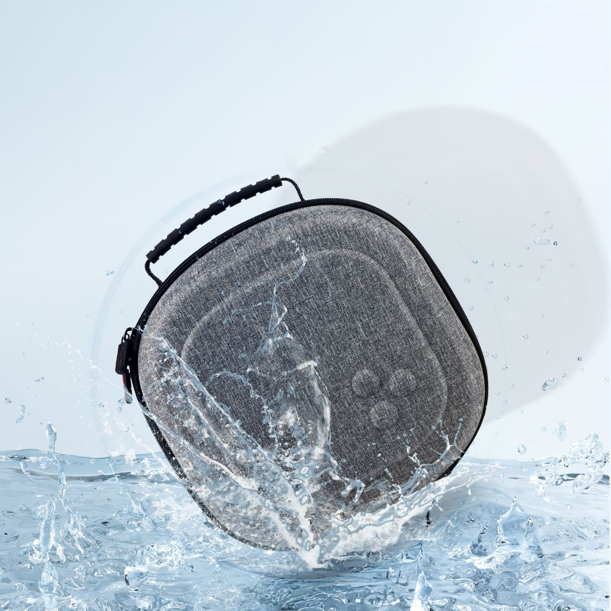 Graue, wasserdichte Hülle im Spritzwasser, schwarzer Griff, weißer Hintergrund.