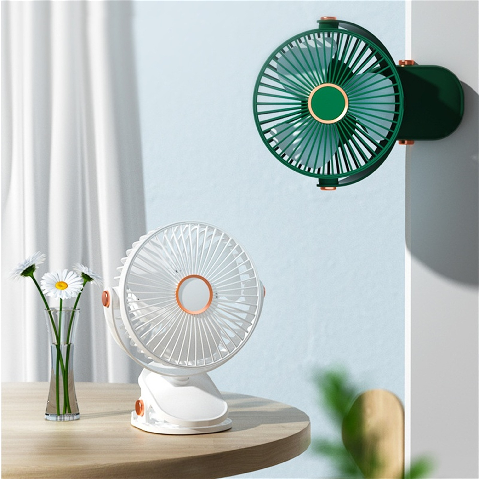 Zwei weiße und grüne Ventilatoren. Einer wird an einem Tisch befestigt, der andere an der Wand.