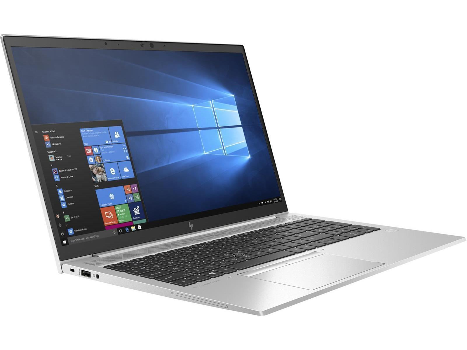 Silberner HP-Laptop, geöffnet. Windows-Desktop sichtbar. Schräge Ansicht auf weißem Hintergrund.