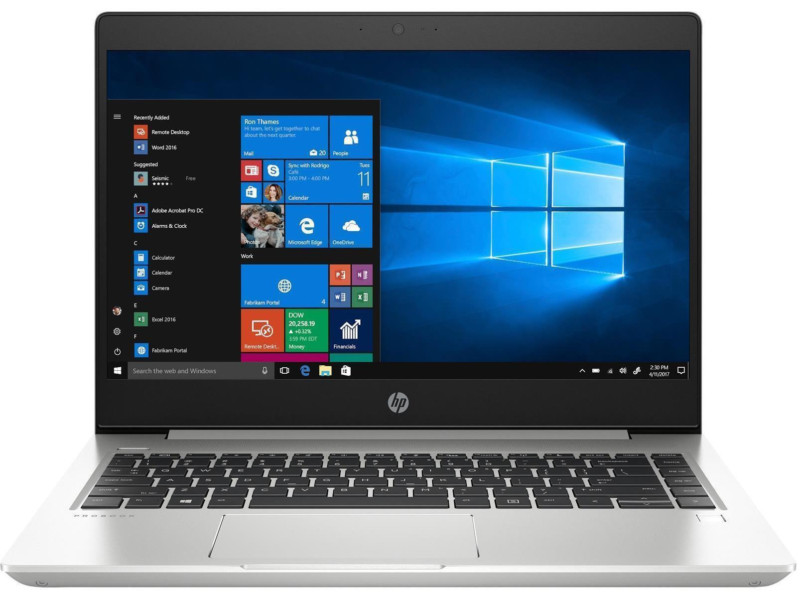 HP Laptop mit geöffnetem Windows 10 auf dem Bildschirm. Tastatur und Touchpad sind sichtbar. Weißer Hintergrund.