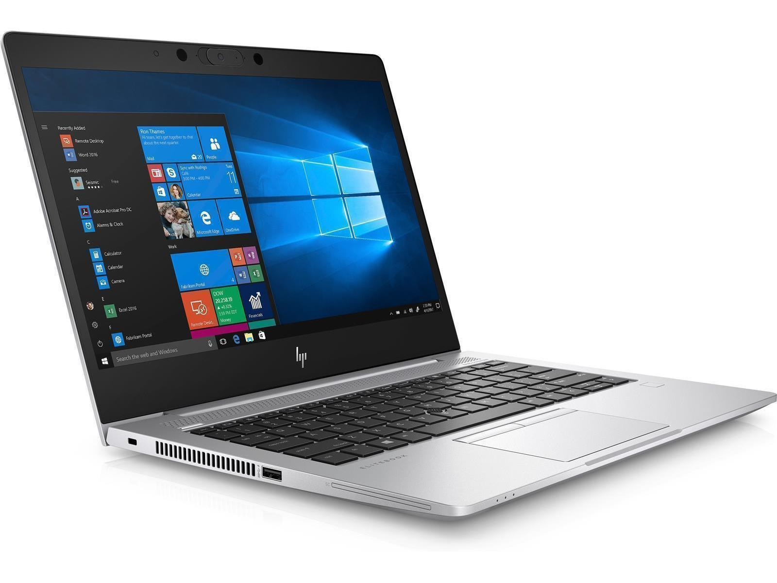 Ein silberner Laptop mit offenem Bildschirm. Der Laptop steht auf einer weißen Oberfläche. Der Bildschirm ist eingeschaltet.