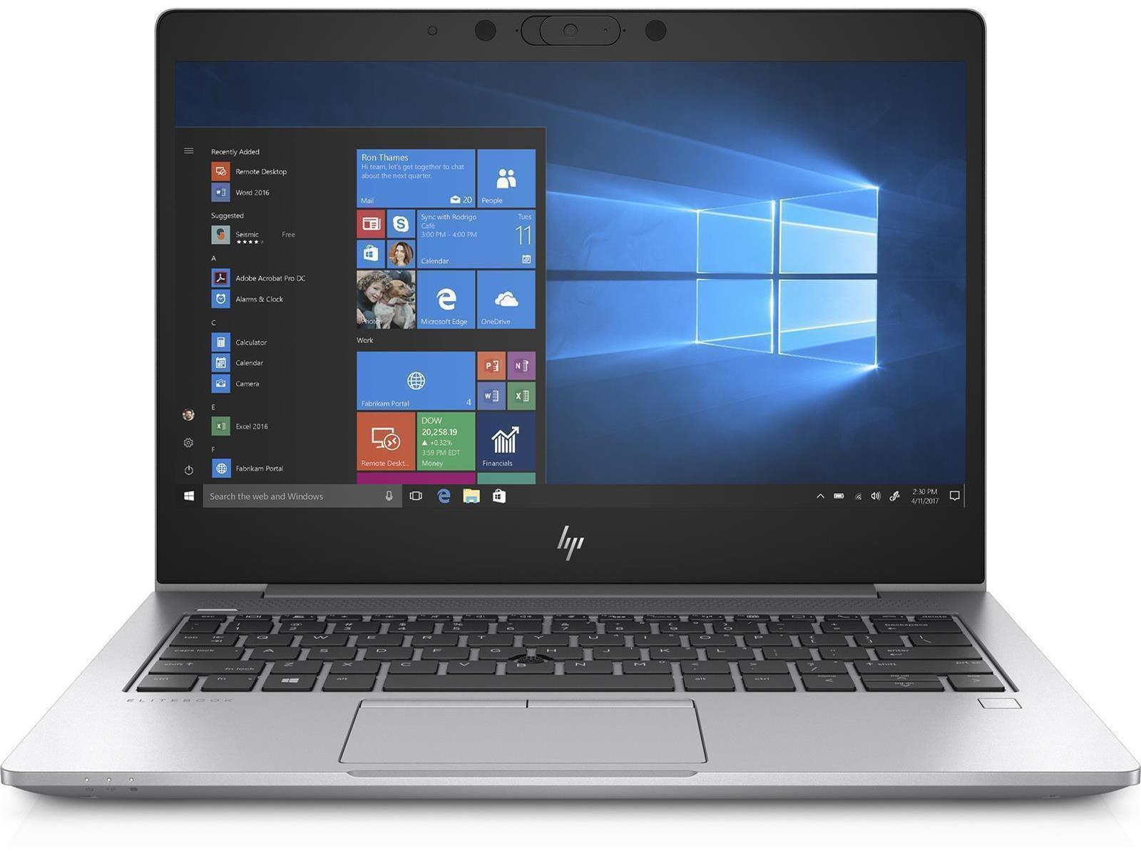 Ein silberner Laptop auf einem Schreibtisch, geöffnet mit einem Windows-Desktop sichtbar. Das HP-Logo ist vorhanden.