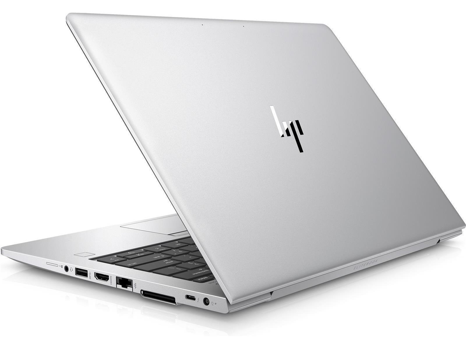 Silberner Laptop, teilweise geöffnet. HP-Logo sichtbar. Weißer Hintergrund.