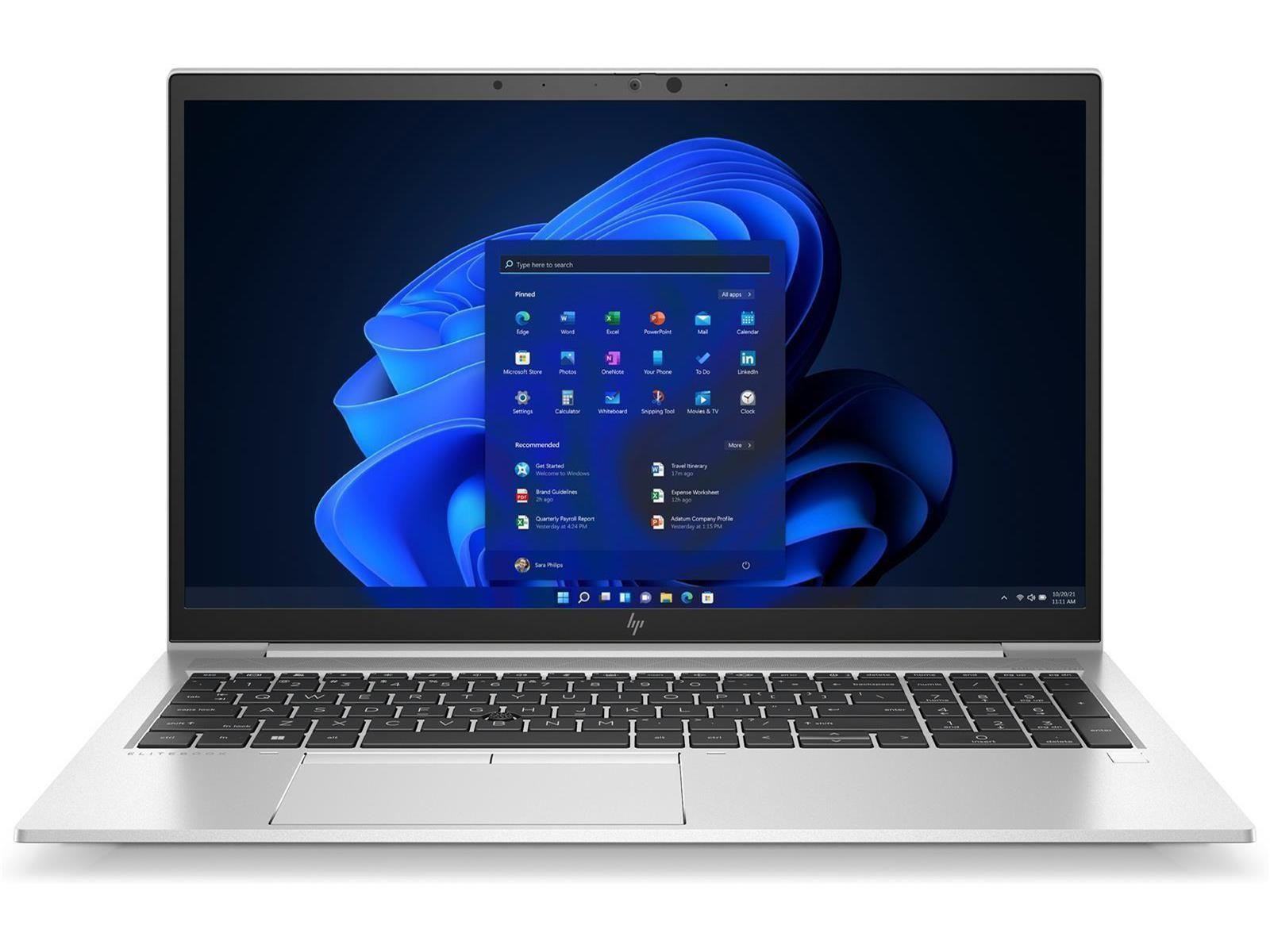 Ein silberner Laptop mit schwarzer Tastatur. Der Bildschirm zeigt das Windows 11 Startmenü. Der Hintergrund ist blau.