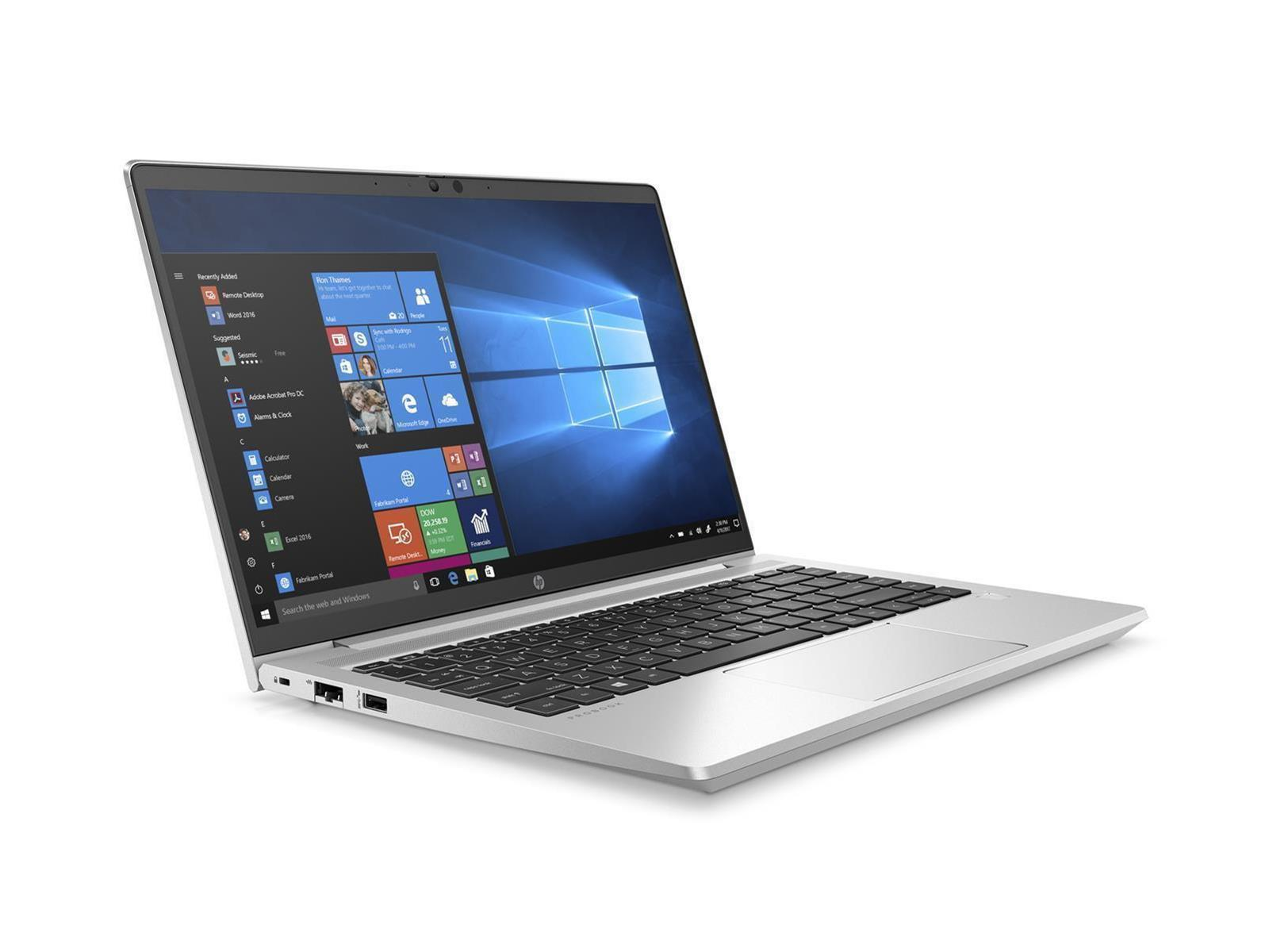 Silberner Laptop mit Windows-Bildschirm. Der Laptop ist angewinkelt geöffnet. Der Hintergrund ist weiß.