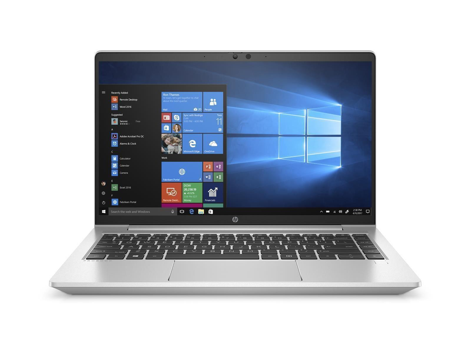Laptop mit Windows-Anzeige, mit geöffneten Fenstern und Symbolen auf dem Bildschirm.