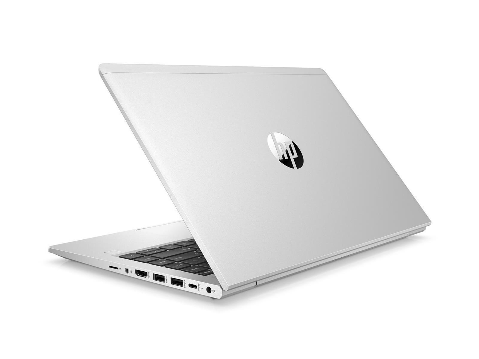 Silberner Laptop, Rückansicht, leicht geöffnet, mit HP-Logo. Weißer Hintergrund.