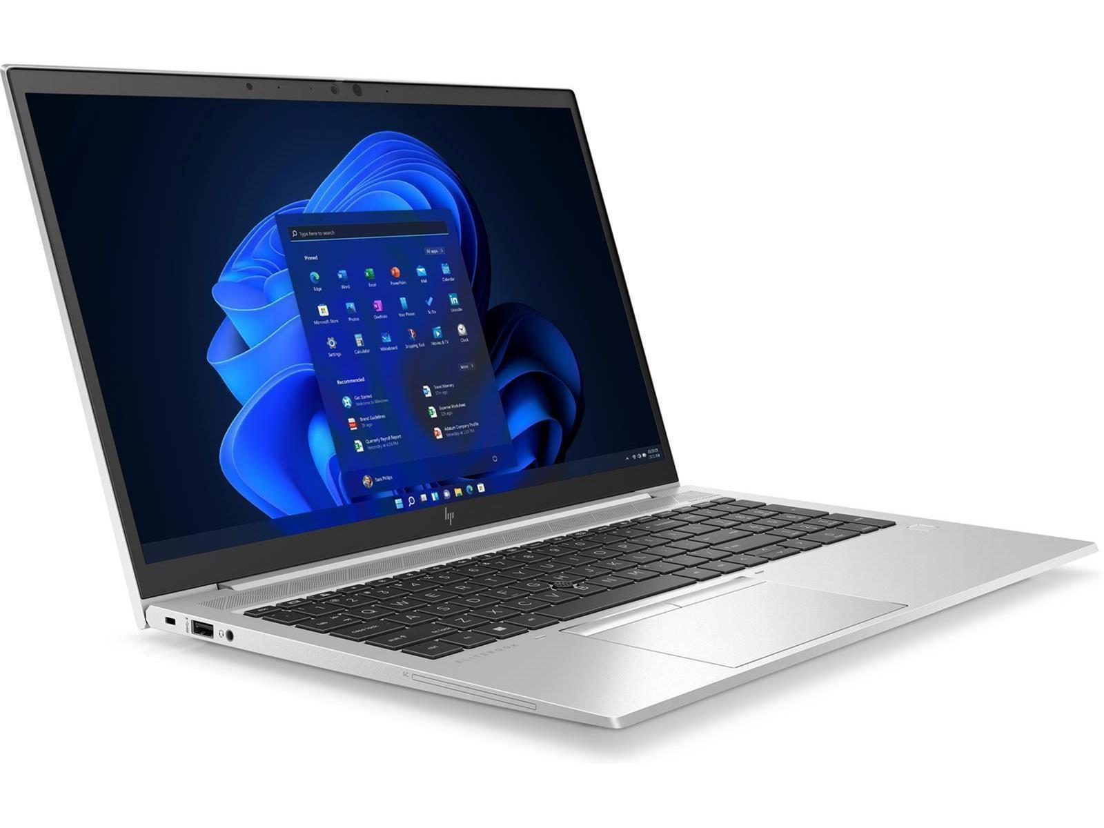 Silberner HP-Laptop mit offenem Bildschirm, der das Windows 11-Startmenü anzeigt.