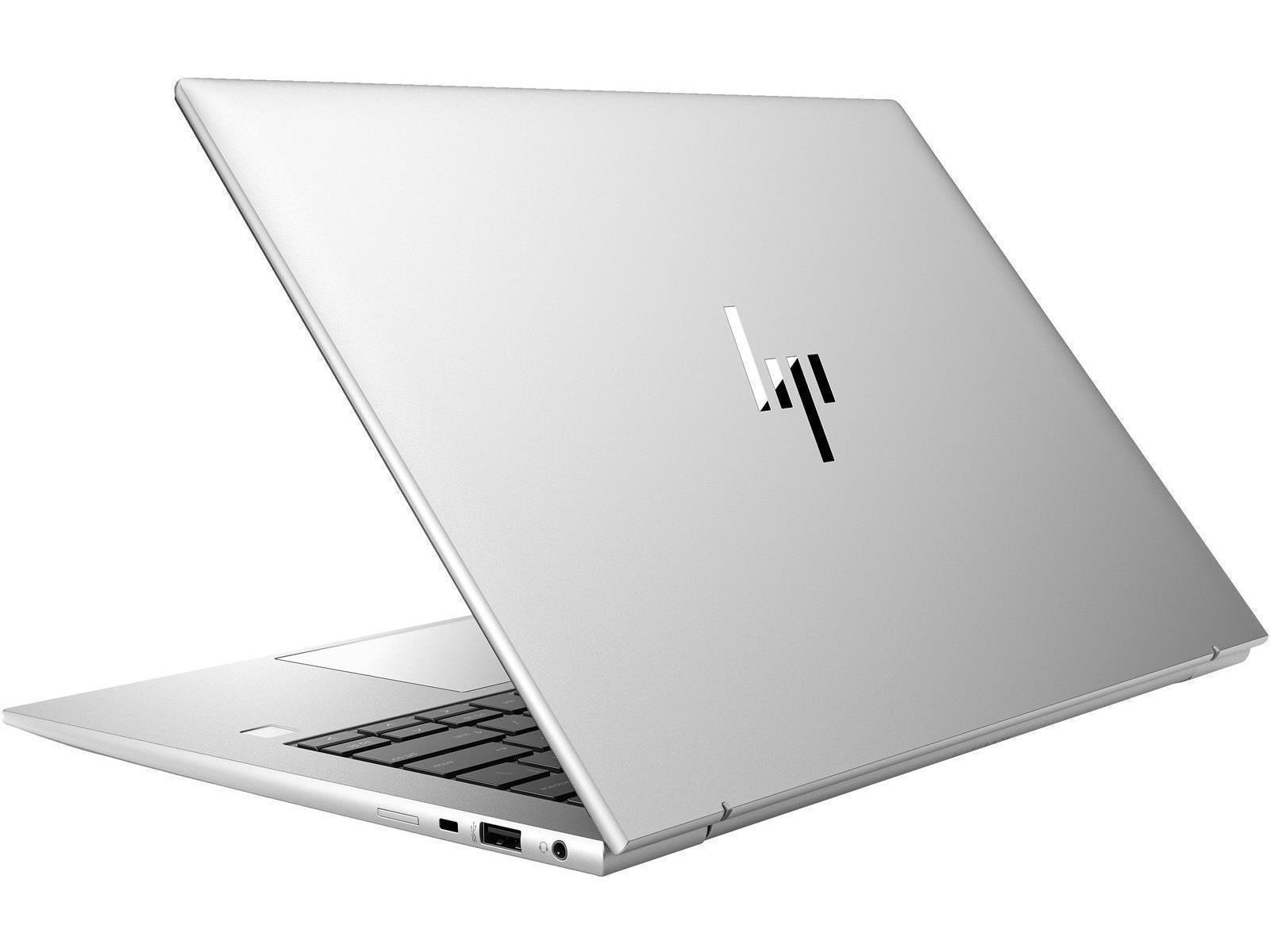 Silberner Laptop, teilweise geöffnet. HP-Logo auf der Rückseite. Weißer Hintergrund.