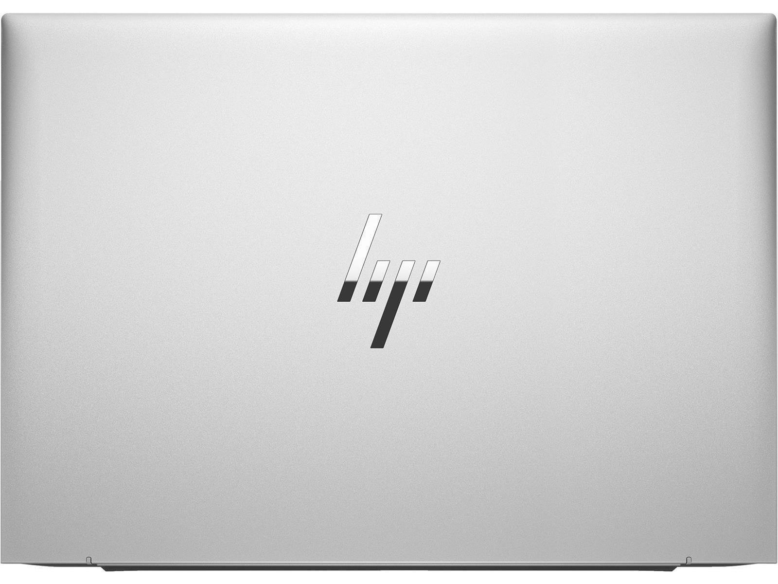 Silberner Laptop, Rückansicht, mit HP-Logo. Weißer Hintergrund.