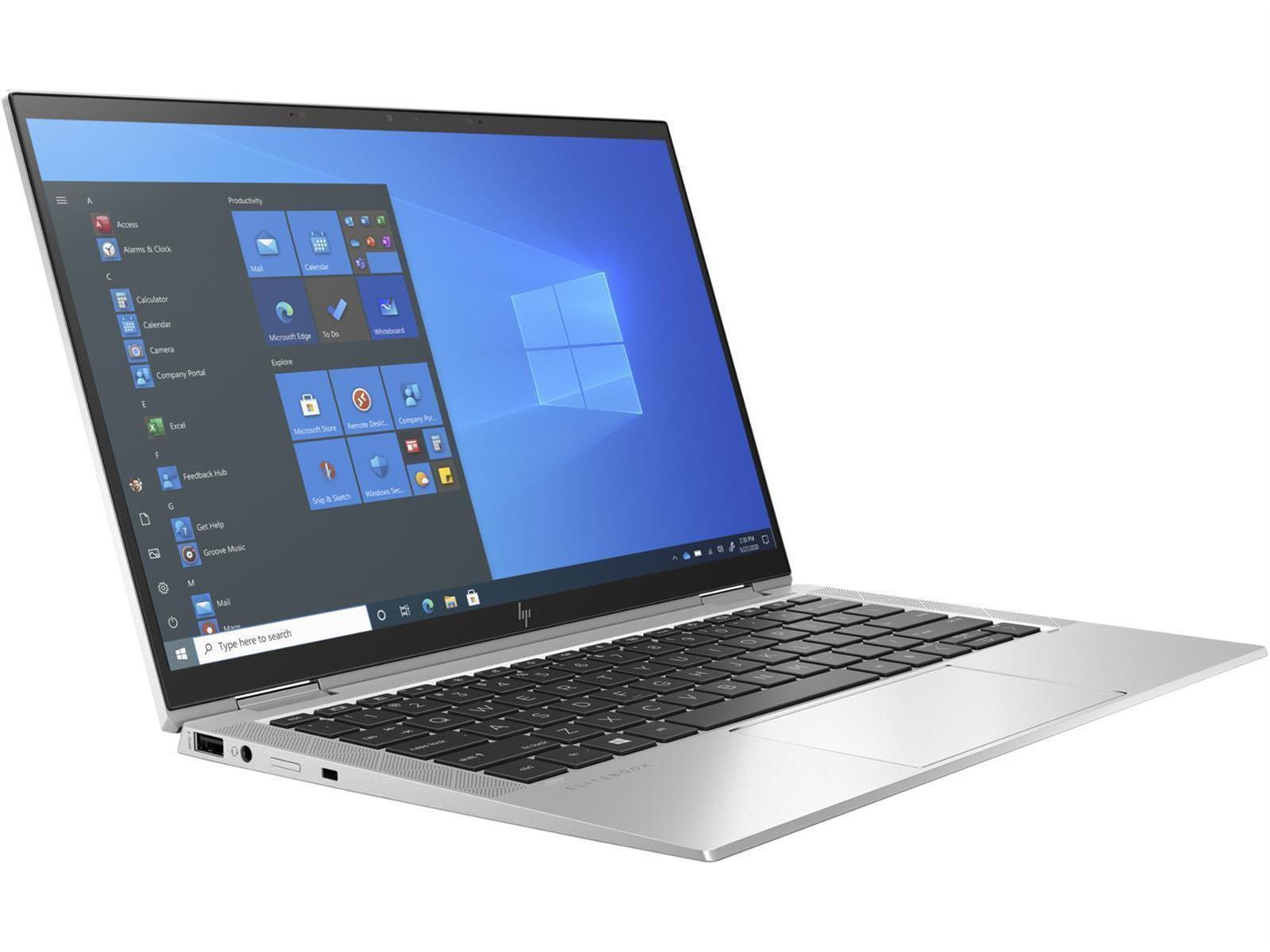 Ein silberner Laptop, geöffnet, zeigt einen Windows-Desktop mit verschiedenen Anwendungssymbolen. Er liegt auf einem Tisch.
