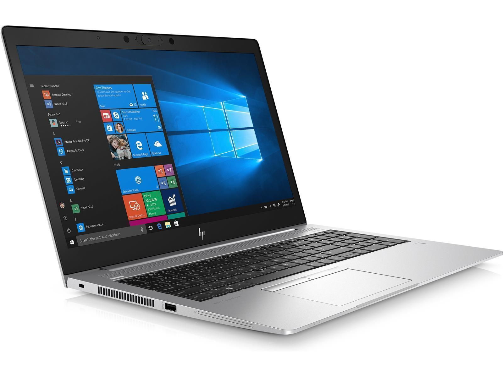 Silberner Laptop, geöffnet auf weißem Hintergrund. Das Display zeigt einen blauen Bildschirm.