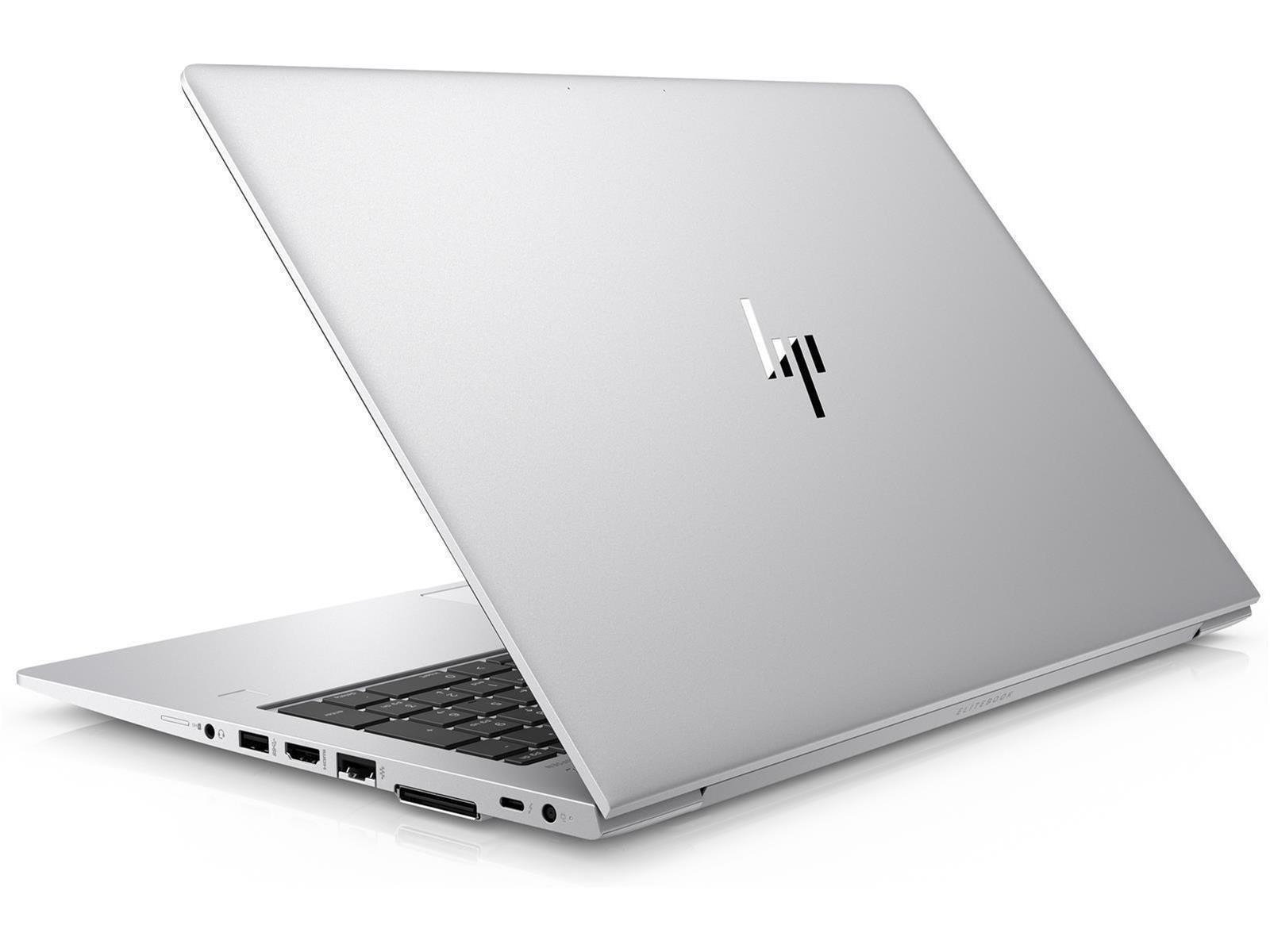Silberner HP-Laptop, geschlossen und abgewinkelt, HP-Logo auf der Rückseite sichtbar.
