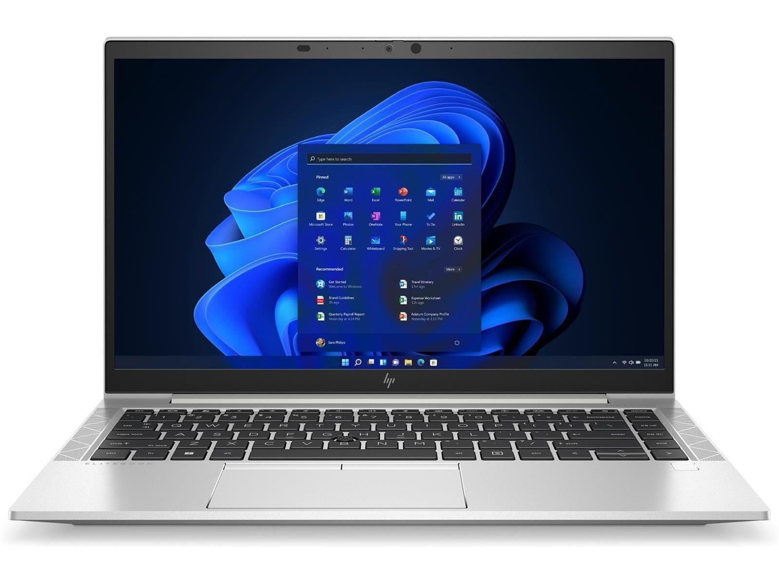 Silberner Laptop mit geöffnetem Windows 11 auf dem Bildschirm. Tastatur und Touchpad sind sichtbar.