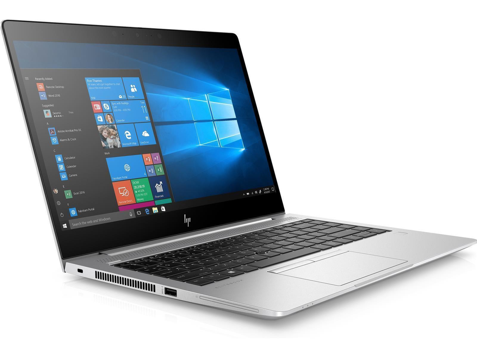 Ein silberner Laptop, geöffnet, mit Windows-Desktop. Der Bildschirm zeigt verschiedene App-Symbole.