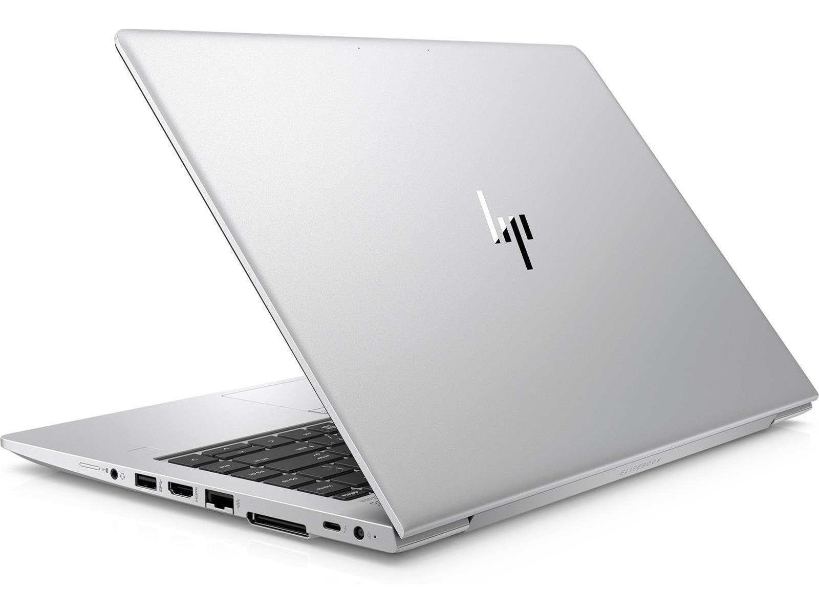 Silberner Laptop, leicht geöffnet, zeigt die Tastatur und das HP-Logo. Die Rückseite des Laptops ist sichtbar.