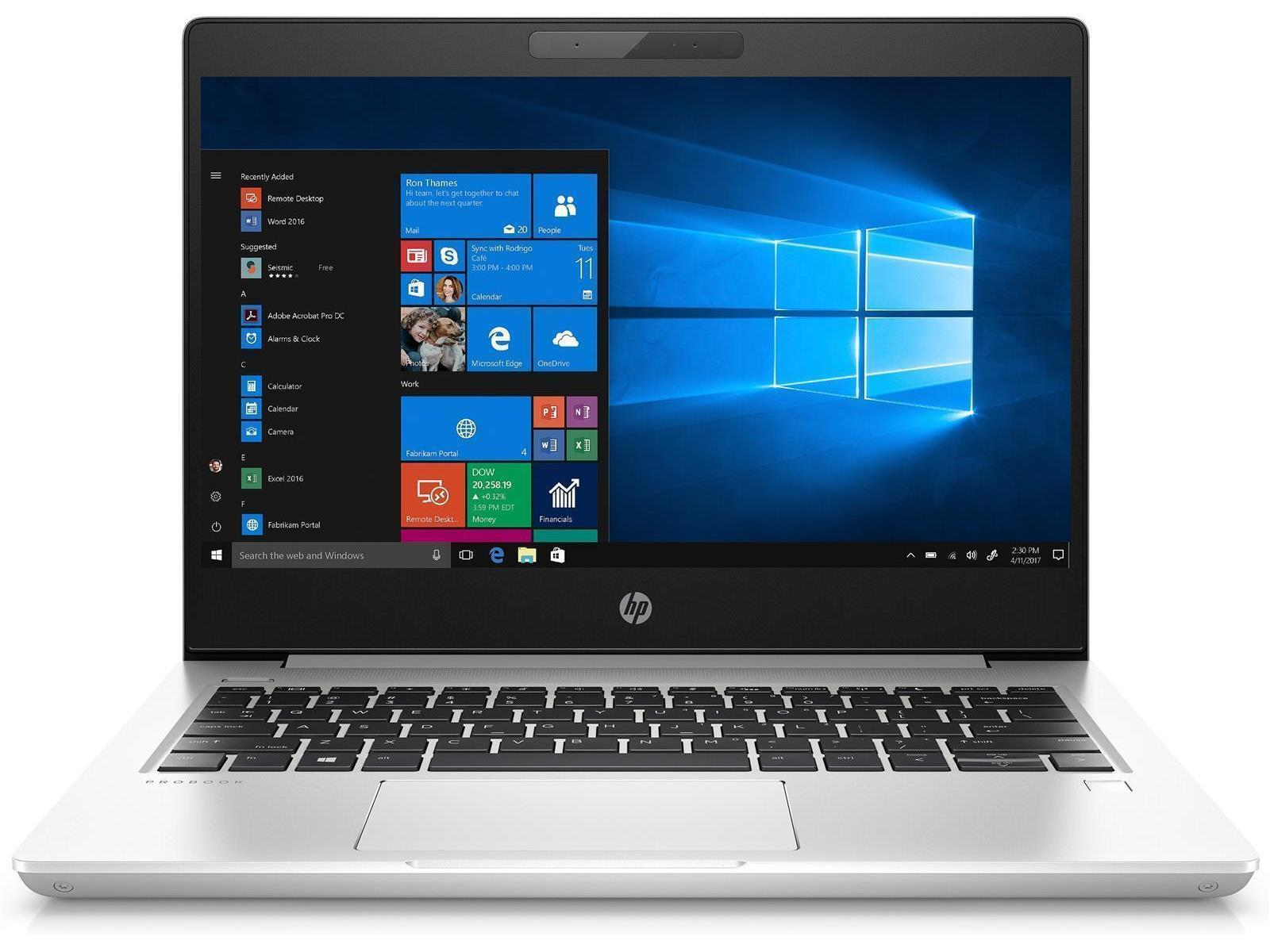 Ein geöffneter silberner Laptop zeigt einen Windows-Desktop-Bildschirm. Es befindet sich auf einer weißen Oberfläche.