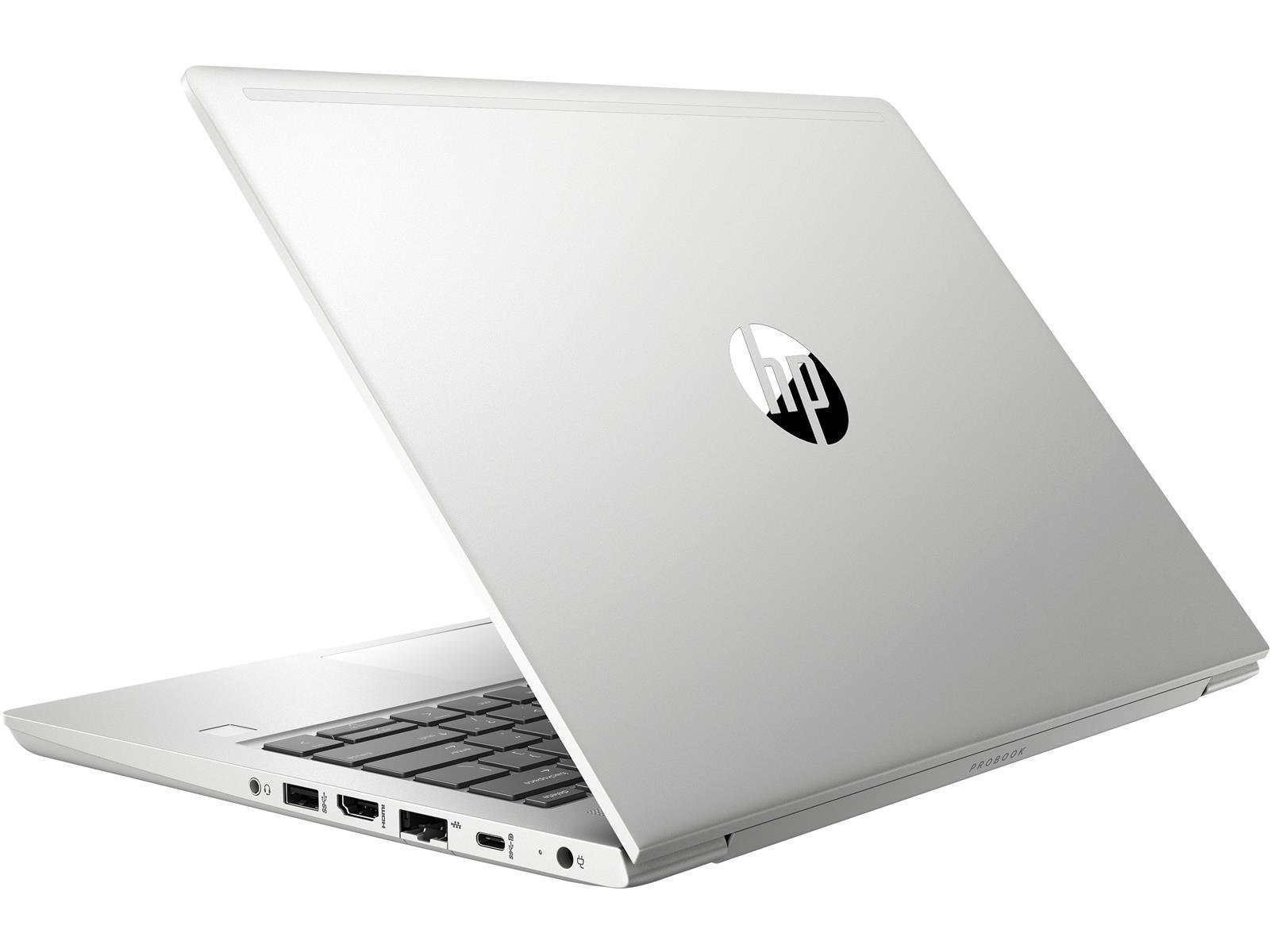 Silberner Laptop, geneigt, mit HP-Logo auf der Rückseite, auf weißem Hintergrund.