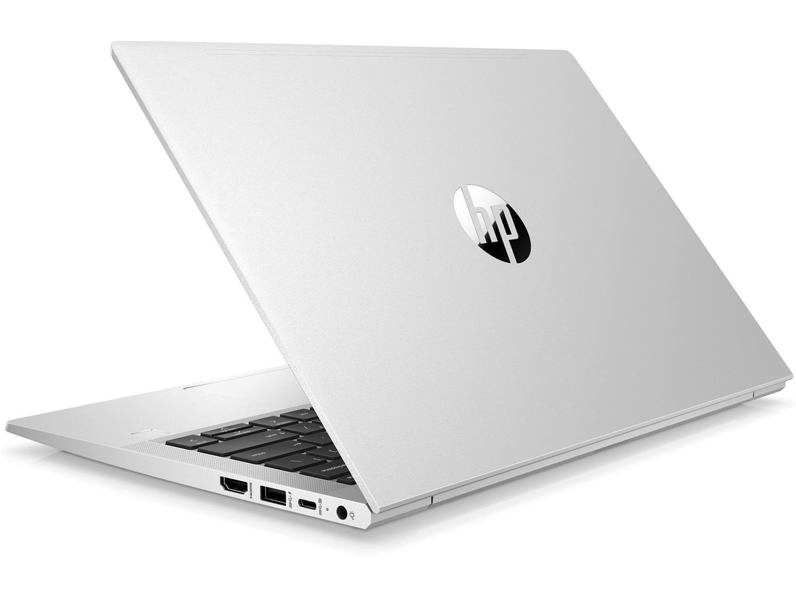 Silberner Laptop, offen, angewinkelte Ansicht. Rückseite des Laptops sichtbar. HP-Logo sichtbar.