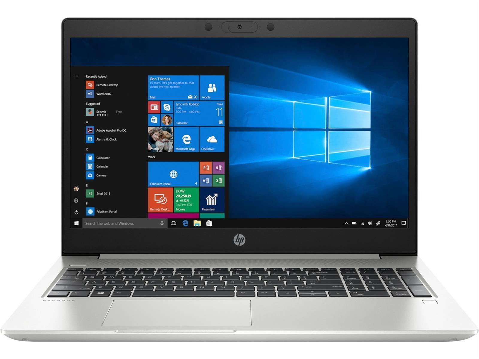 Laptop angewinkelt geöffnet, zeigt Windows 10. Silbernes Gehäuse, schwarze Tastatur.