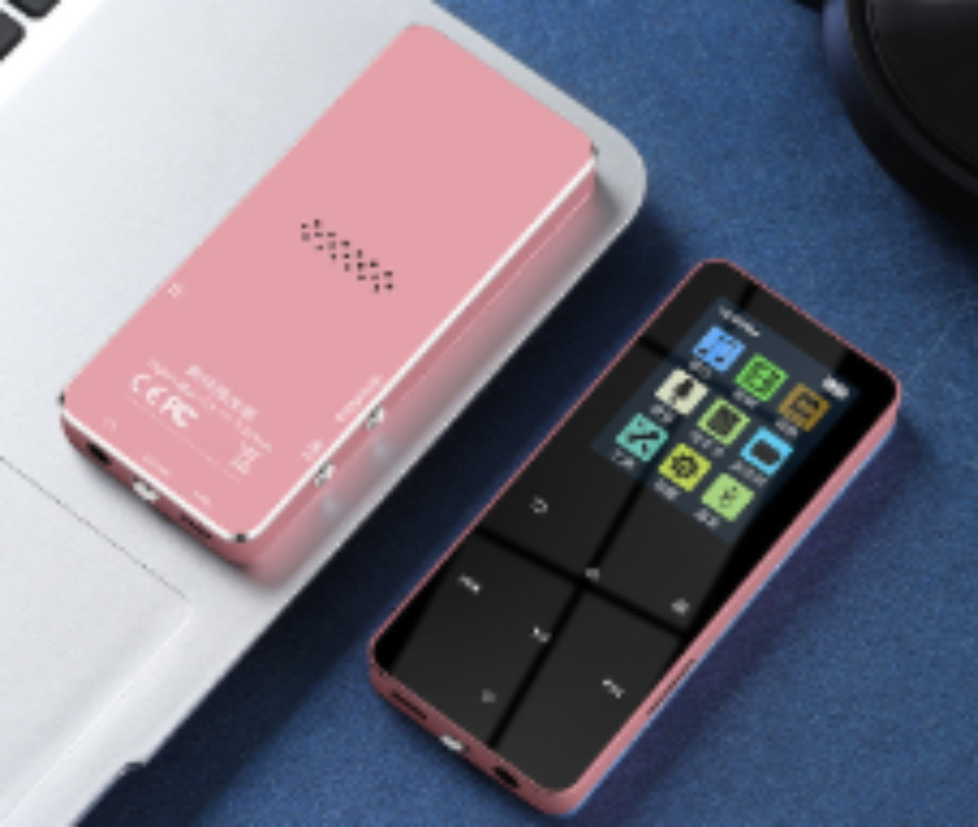 Rosa und blauer digitaler Musikplayer, zeigt einen Bildschirm mit Symbolen.