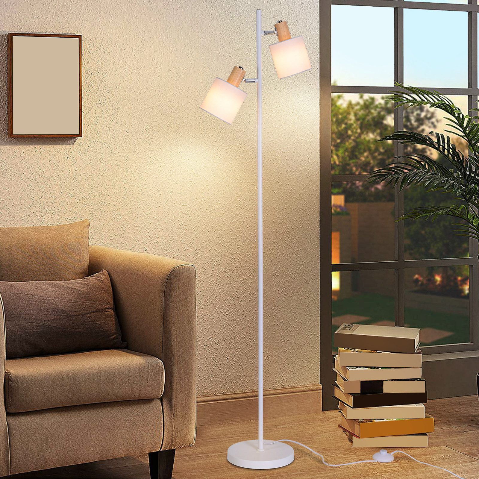 Stehlampe mit zwei Lichtern, einem Sofa und einem Fenster mit natürlichem Licht.