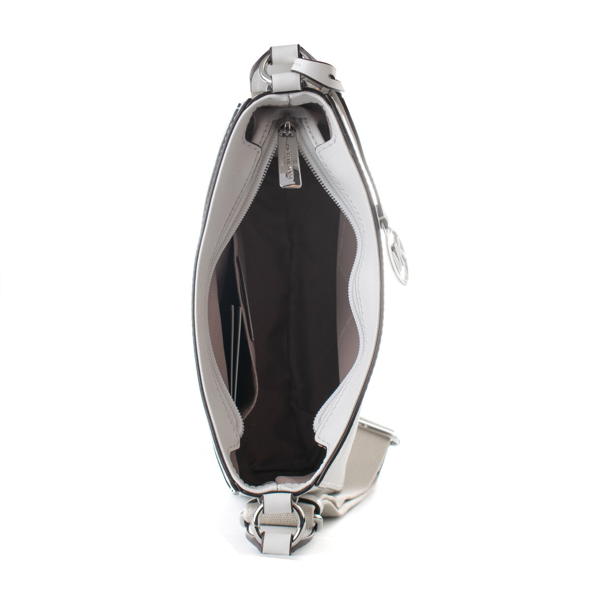 Weiße Handtasche mit offenem Innenraum. Beiges Futter, silberne Hardware und ein Henkel. Weißer Hintergrund.